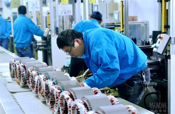 皖南電機(jī)線圈車間員工正在認(rèn)真工作 皖南電機(jī)線圈車間員工正在認(rèn)真工作