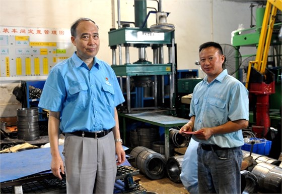 皖南電機(jī)黨委管書記在壓鑄車間慰問 皖南電機(jī)黨委管書記在壓鑄車間慰問