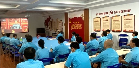 皖南電機黨委書記、副董事長管兵正在與公司黨員干部一起集中收看大會直播