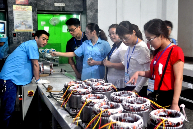 老師在皖南電機(jī)生產(chǎn)車(chē)間參觀學(xué)習(xí)