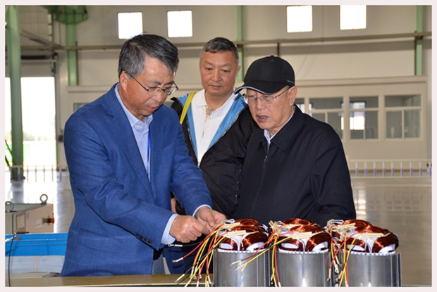 圖為中國機械工業(yè)聯(lián)合會特別顧問蔡惟慈（右一）、上海電器科學研究所(集團)有限公司黨委書記鄒孟奇（中）在公司副總經(jīng)理孫躍（左一）的陪同下參觀皖南電機生產(chǎn)車間