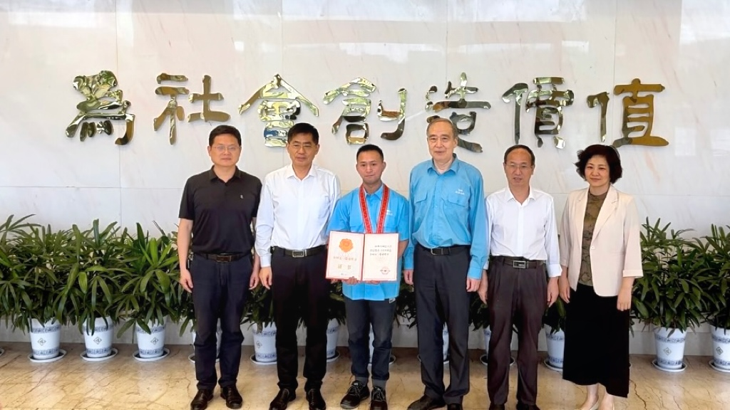 省、市總工會(huì)為皖南電機(jī)“全國(guó)五一勞動(dòng)獎(jiǎng)?wù)?rdquo;獲得者授牌頒獎(jiǎng)